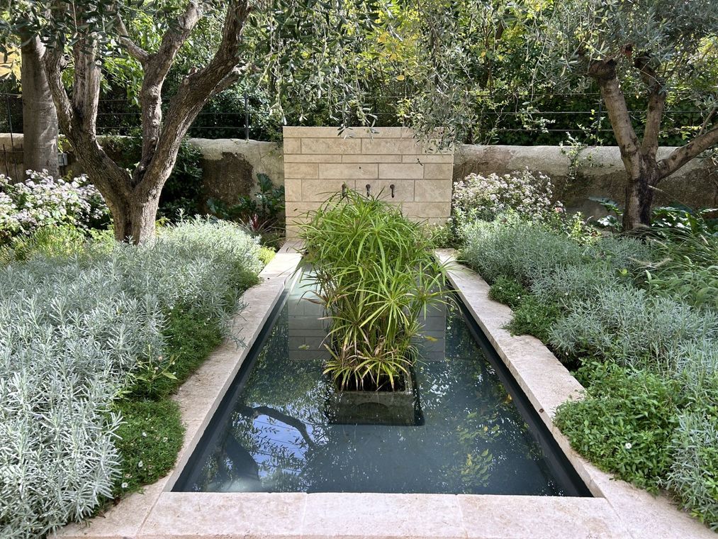 Une paisible terrasse à l'arrière d'une maison avec piscine, pelouse verdoyante,.