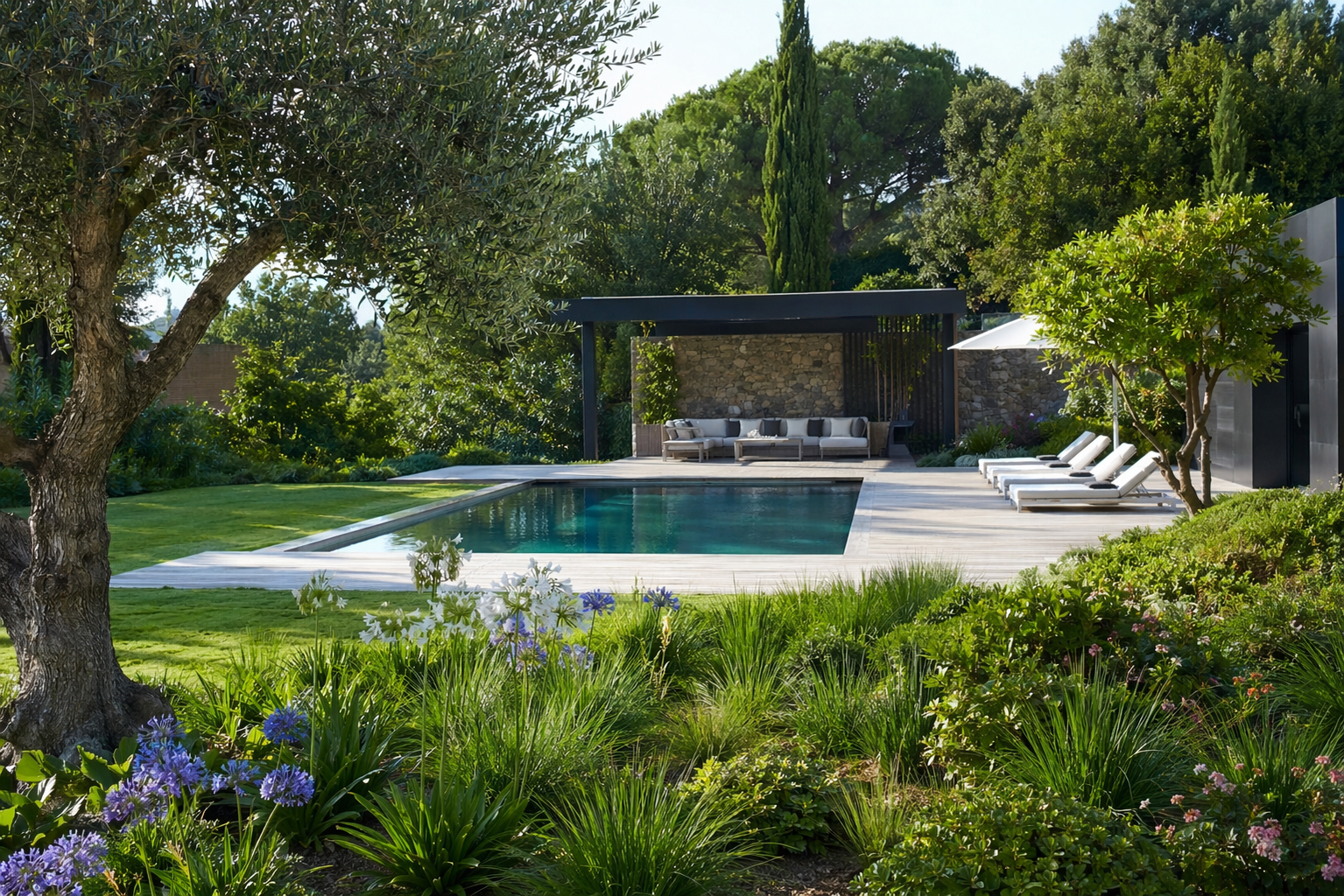 Une paisible terrasse à l'arrière d'une maison avec piscine, pelouse verdoyante,.