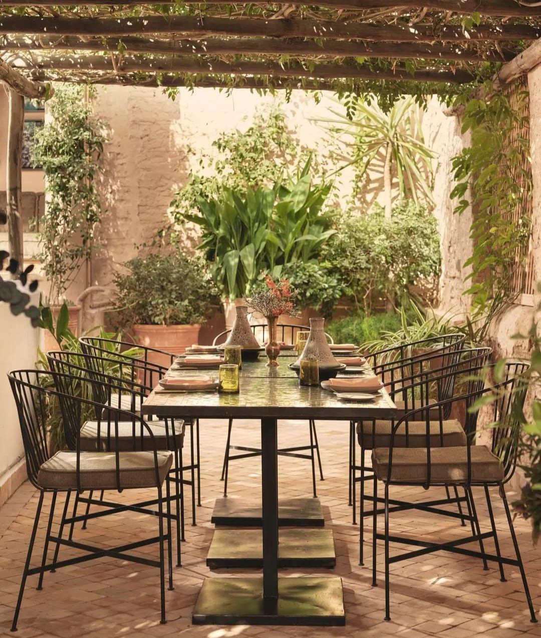 Une paisible terrasse à l'arrière d'une maison avec piscine, pelouse verdoyante,.