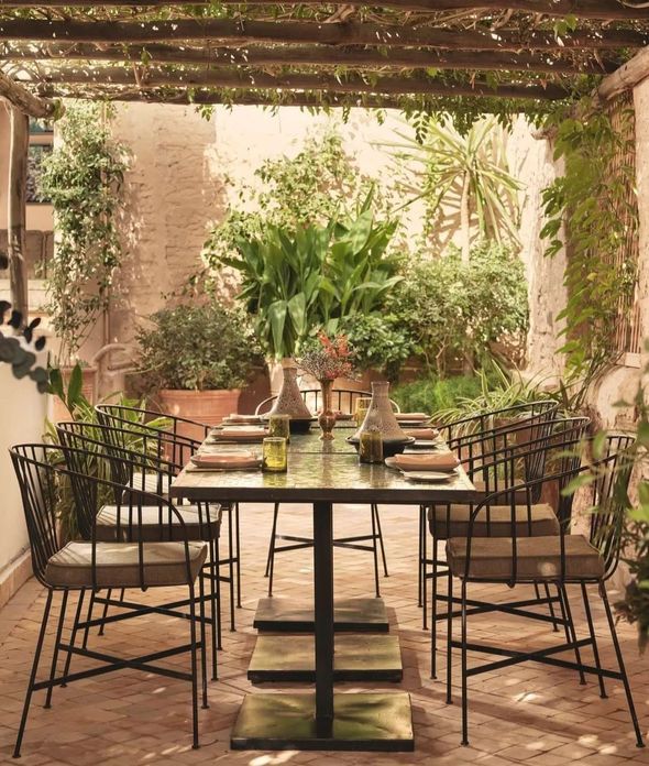 Une paisible terrasse à l'arrière d'une maison avec piscine, pelouse verdoyante,.