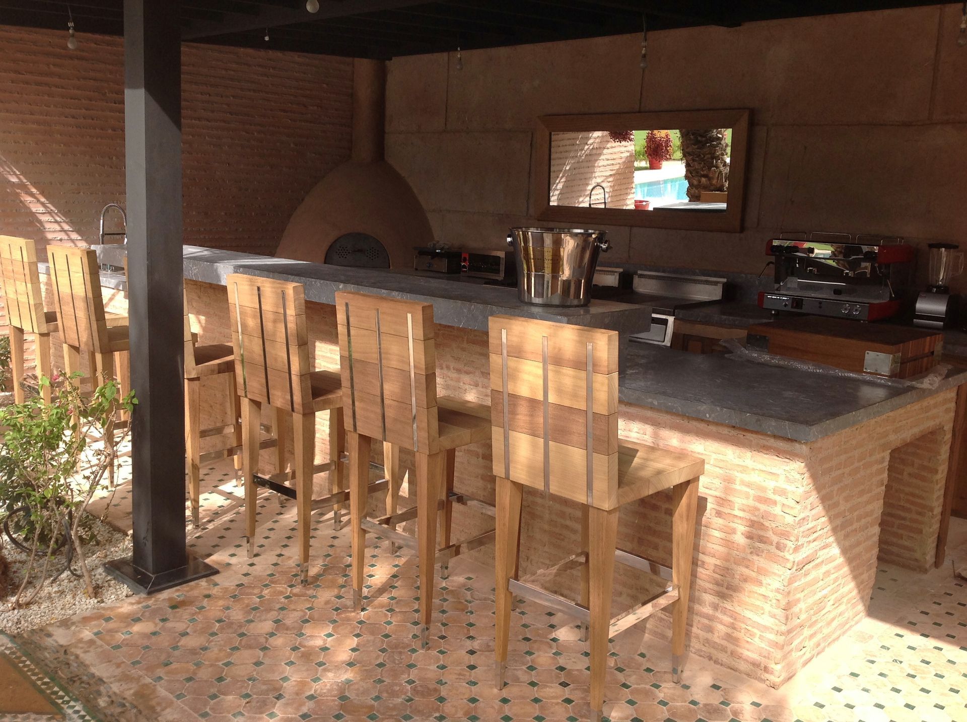 Une paisible terrasse à l'arrière d'une maison avec piscine, pelouse verdoyante,.