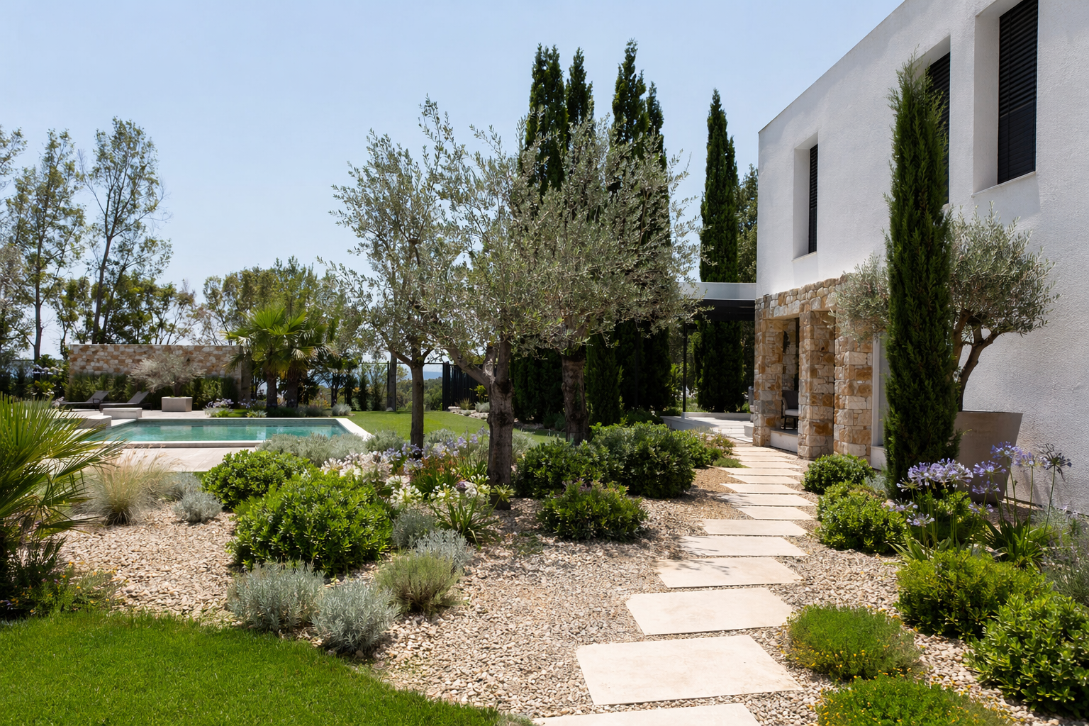 Une paisible terrasse à l'arrière d'une maison avec piscine, pelouse verdoyante,.