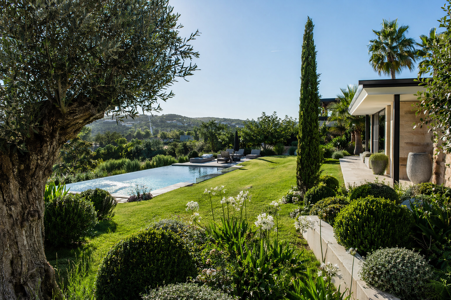 Une paisible terrasse à l'arrière d'une maison avec piscine, pelouse verdoyante,.