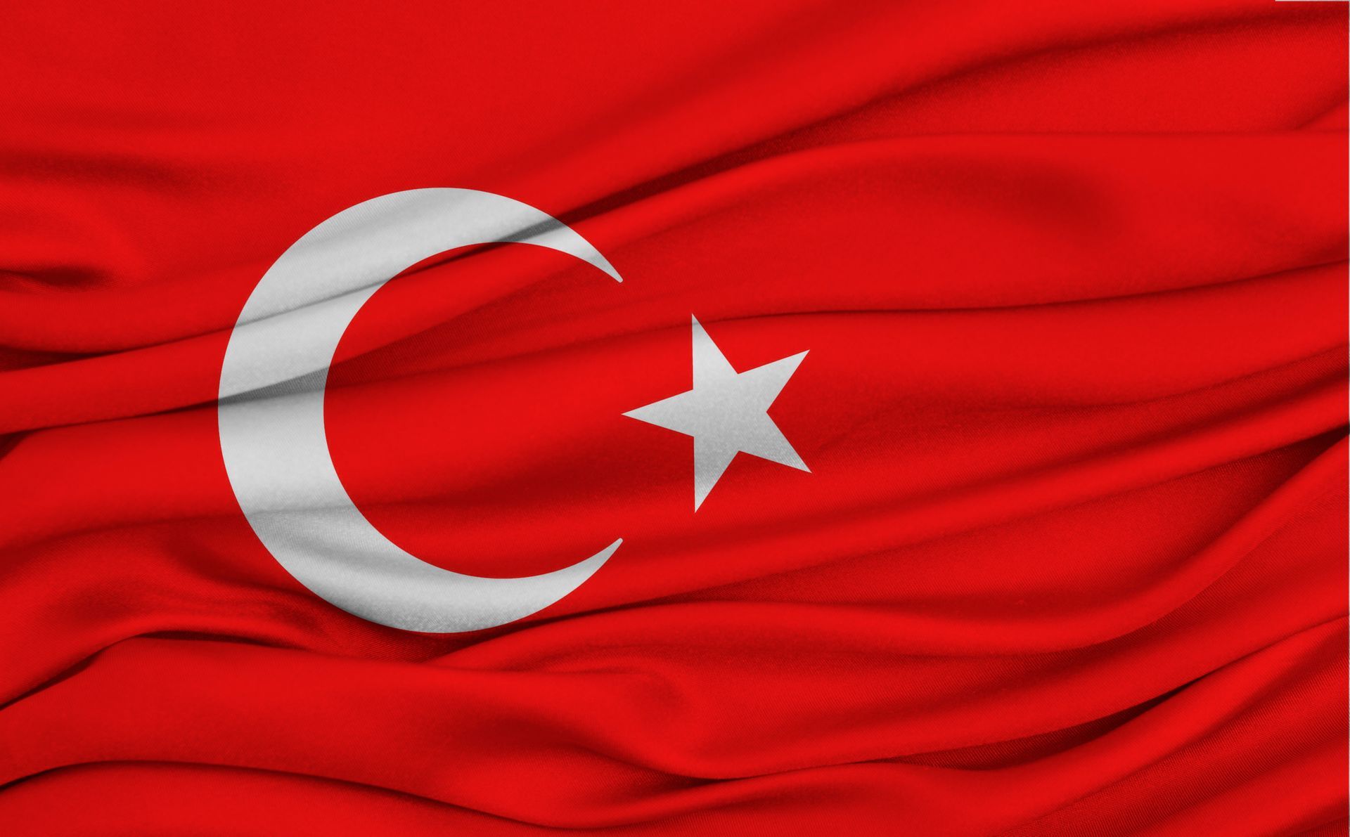 Auf der Flagge der Türkei sind eine Mondsichel und ein Stern abgebildet.
