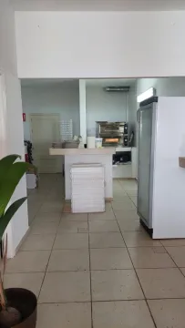 Una cocina con una pila de cajas de pizza en el suelo.