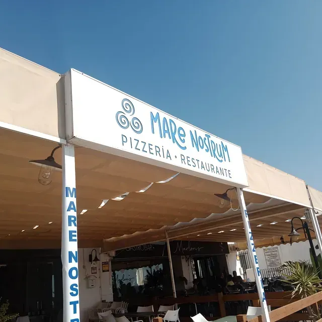 Un restaurante con un cartel que dice mare nostrum