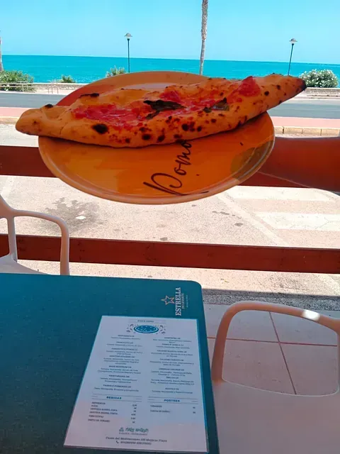 Una pizza en un plato que dice Roma.