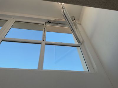 Deckenmontierte Lüftungsanlage in einem Industriegebäude mit freiliegenden Kanälen und Trägern