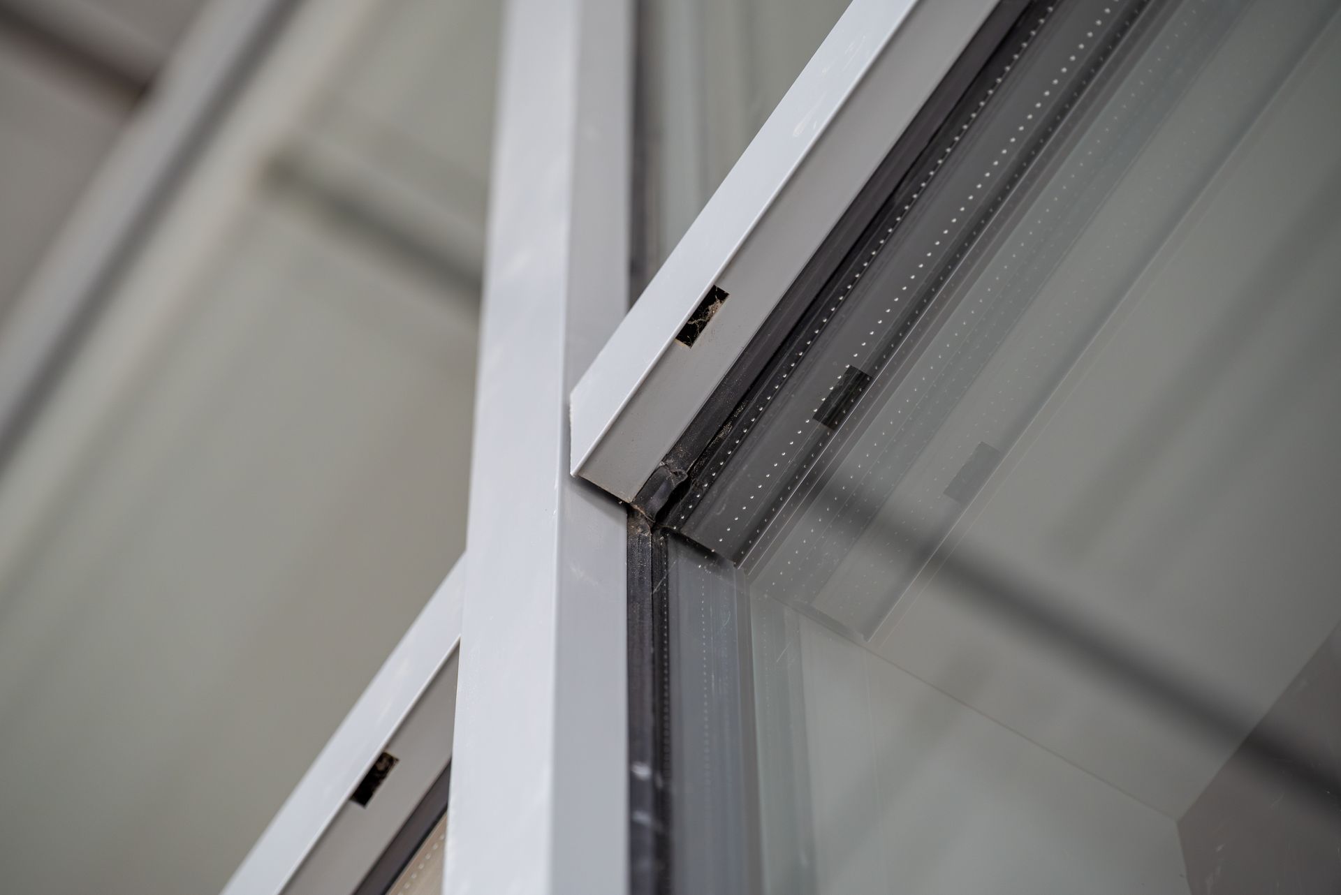 Jointures d'une fenêtre en PVC blanc