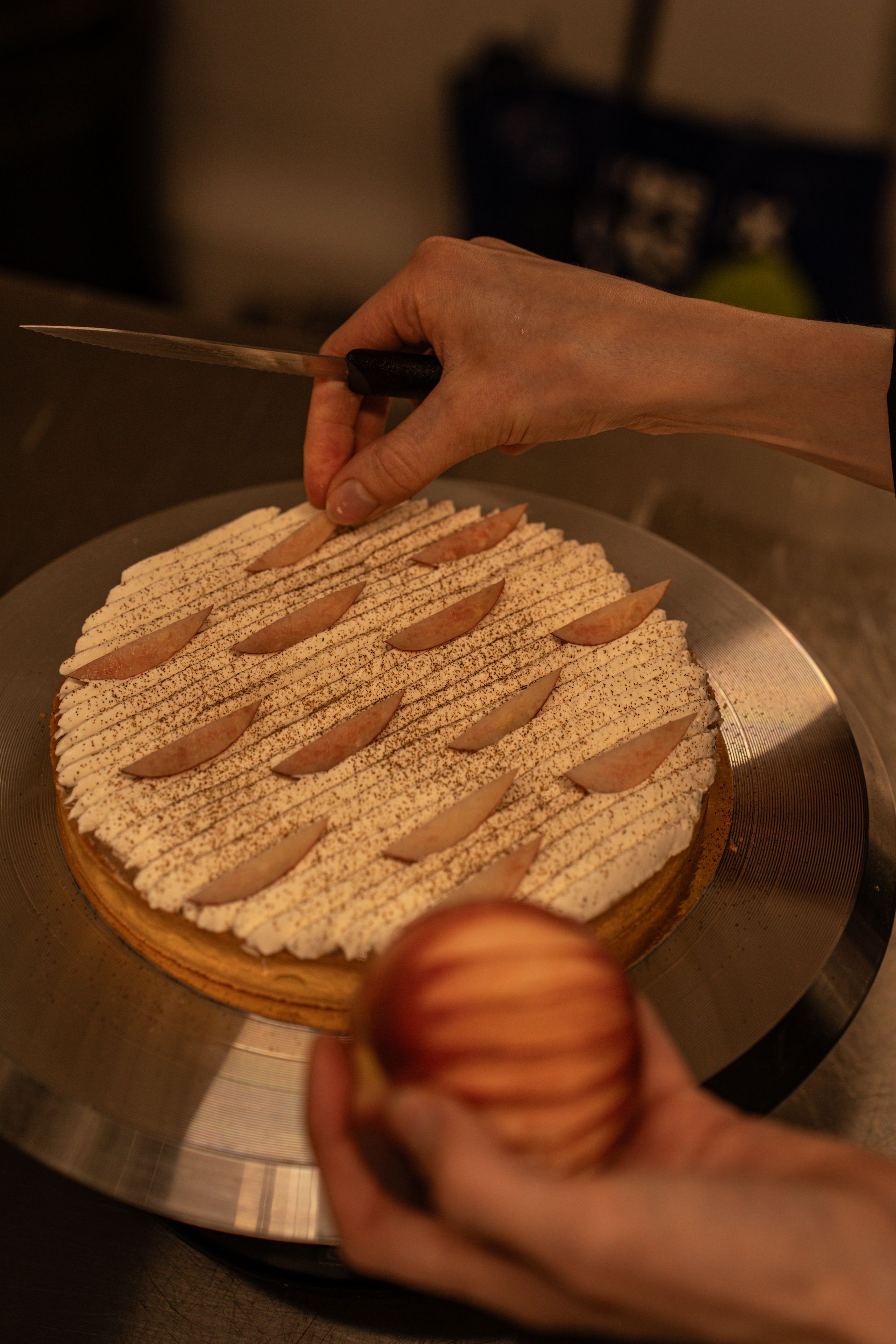 Décoration à la main d'un gâteau rond à la crème.