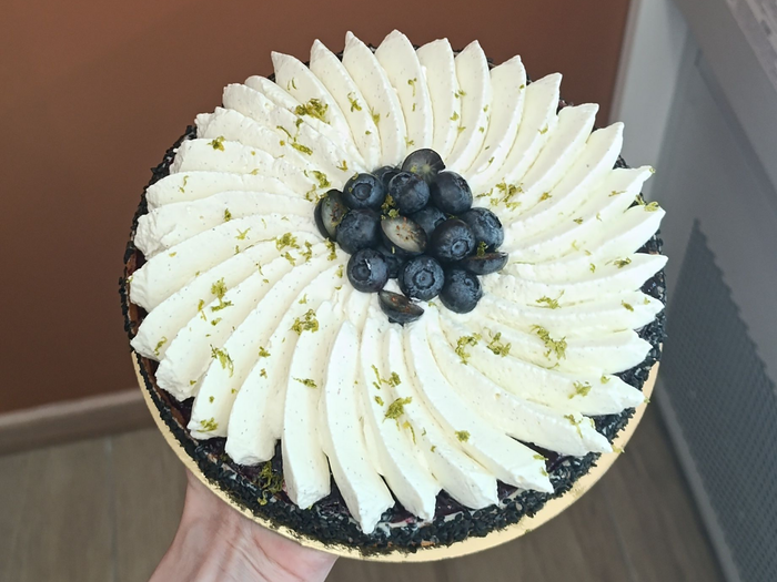 Tarte aux myrtilles nappée de crème fouettée.