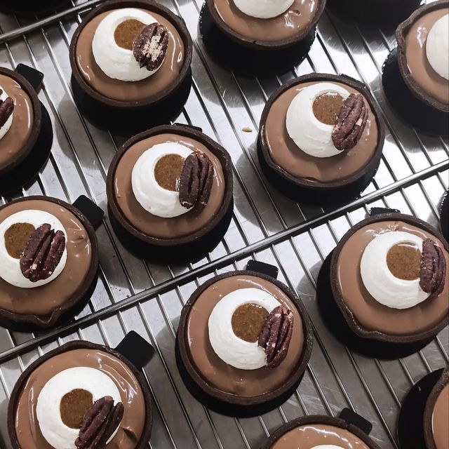 Petits gâteaux au chocolat posés une grille de refroidissement.