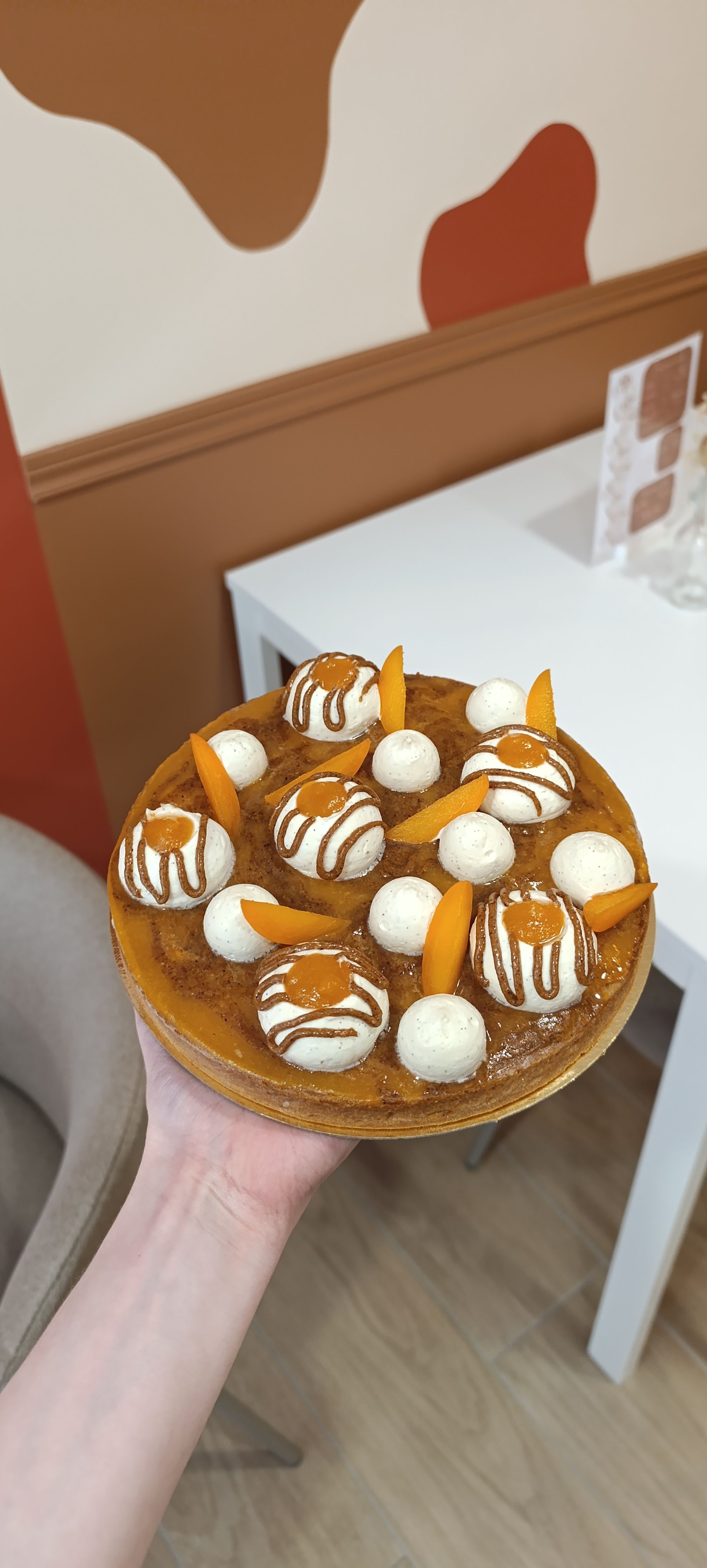 Plateau de sucettes au praliné et aux biscuits blancs.
