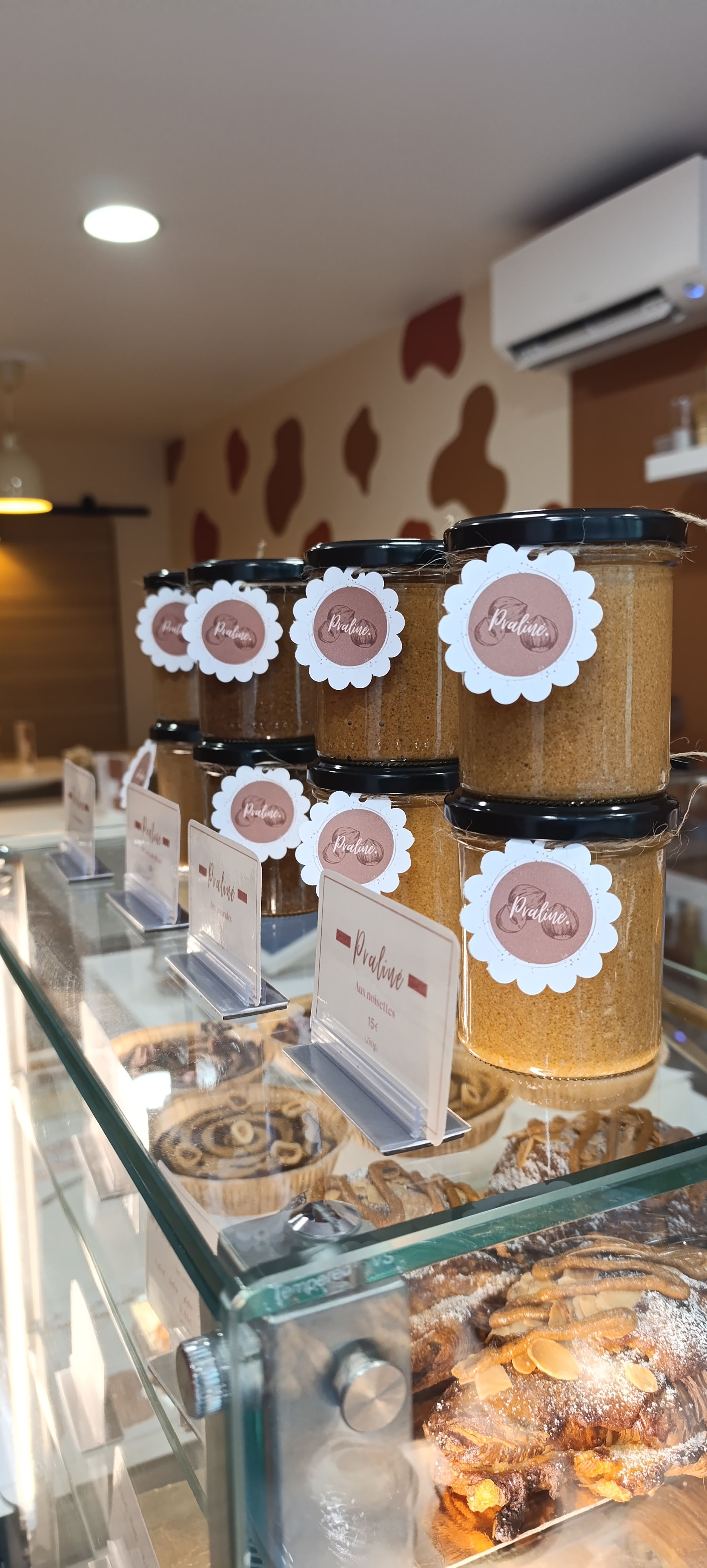 Gâteau au chocolat garni de petites meringues blanches et de vermicelles au chocolat, posé sur un support en carton.