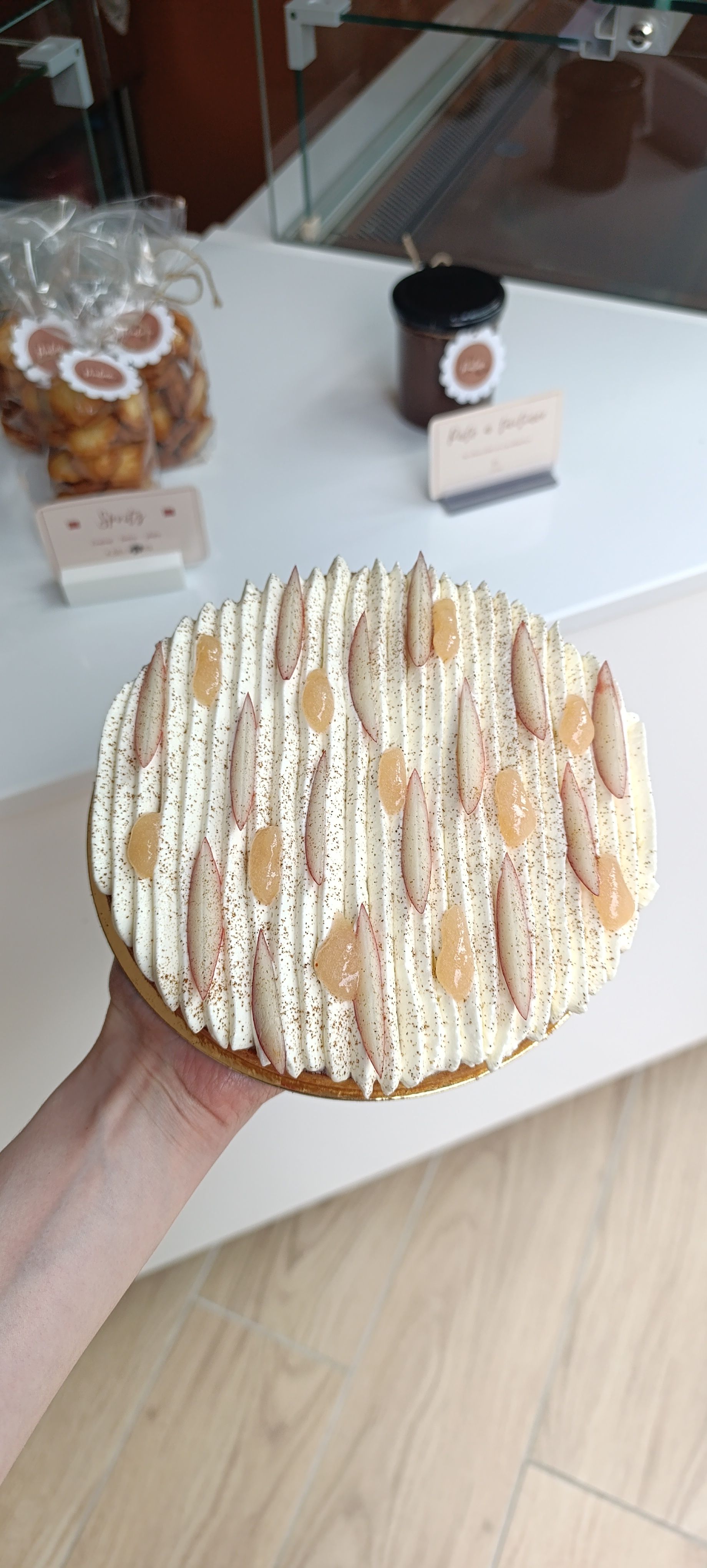 Vitrine de pâtisserie présentant différents gâteaux individuels.