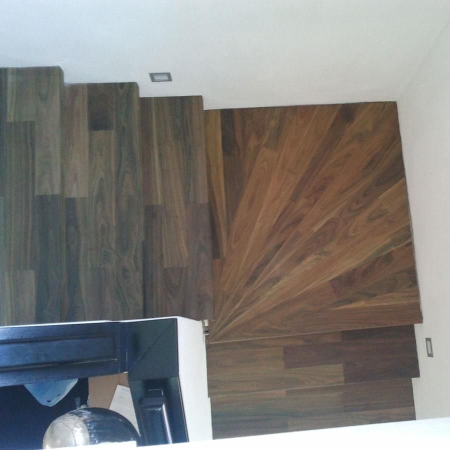 Die Treppe ist aus Holz und hat eine spiralförmige Struktur