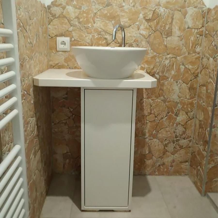 Ein Badezimmer mit Waschbecken und Handtuchhalter.