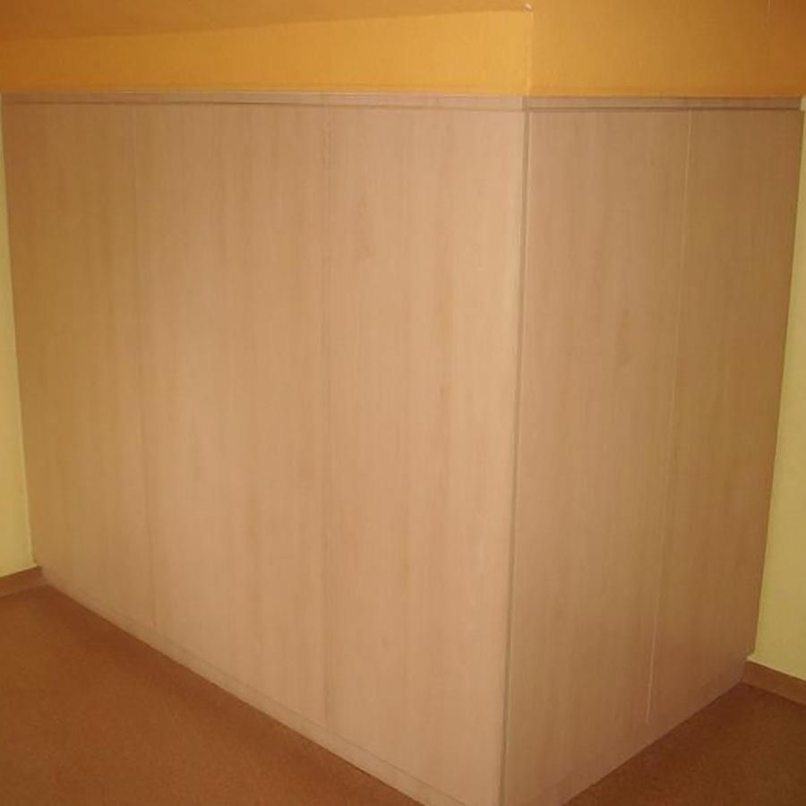 Ein Raum mit einer Holzwand und einer gelben Wand.