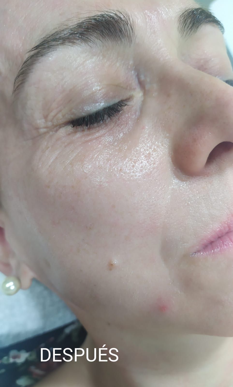 Un primer plano del rostro de una mujer con los ojos cerrados.