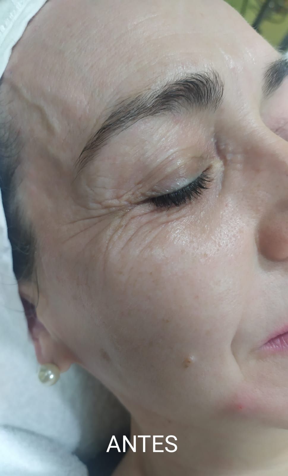 Un primer plano del rostro de una mujer con los ojos cerrados.