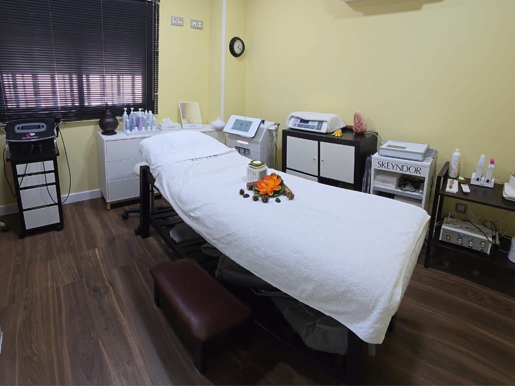 Hay una mesa de masajes en el medio de la habitación.