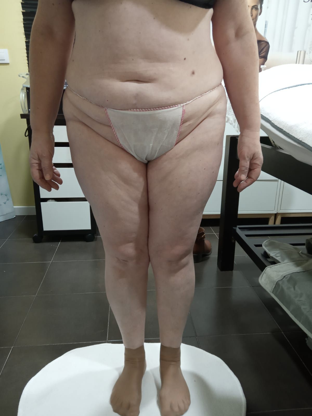 Una mujer en ropa interior está parada sobre un plato blanco.