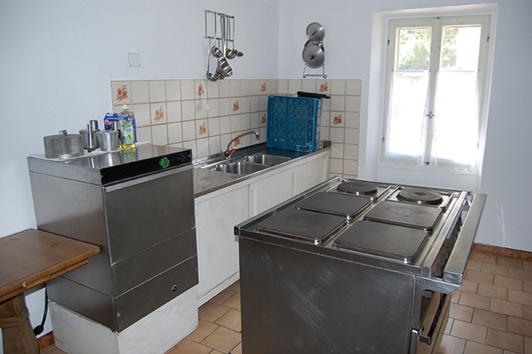 Cucina con fornelli e lavastoviglie - Panetteria Pasticceria Ostello Alpina