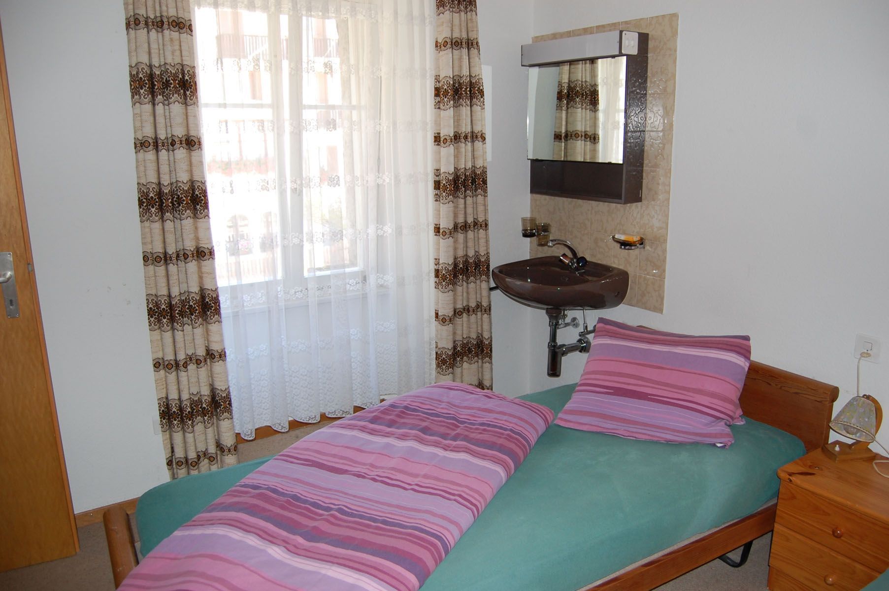 Letto con lavandino - Panetteria Pasticceria Ostello Alpina