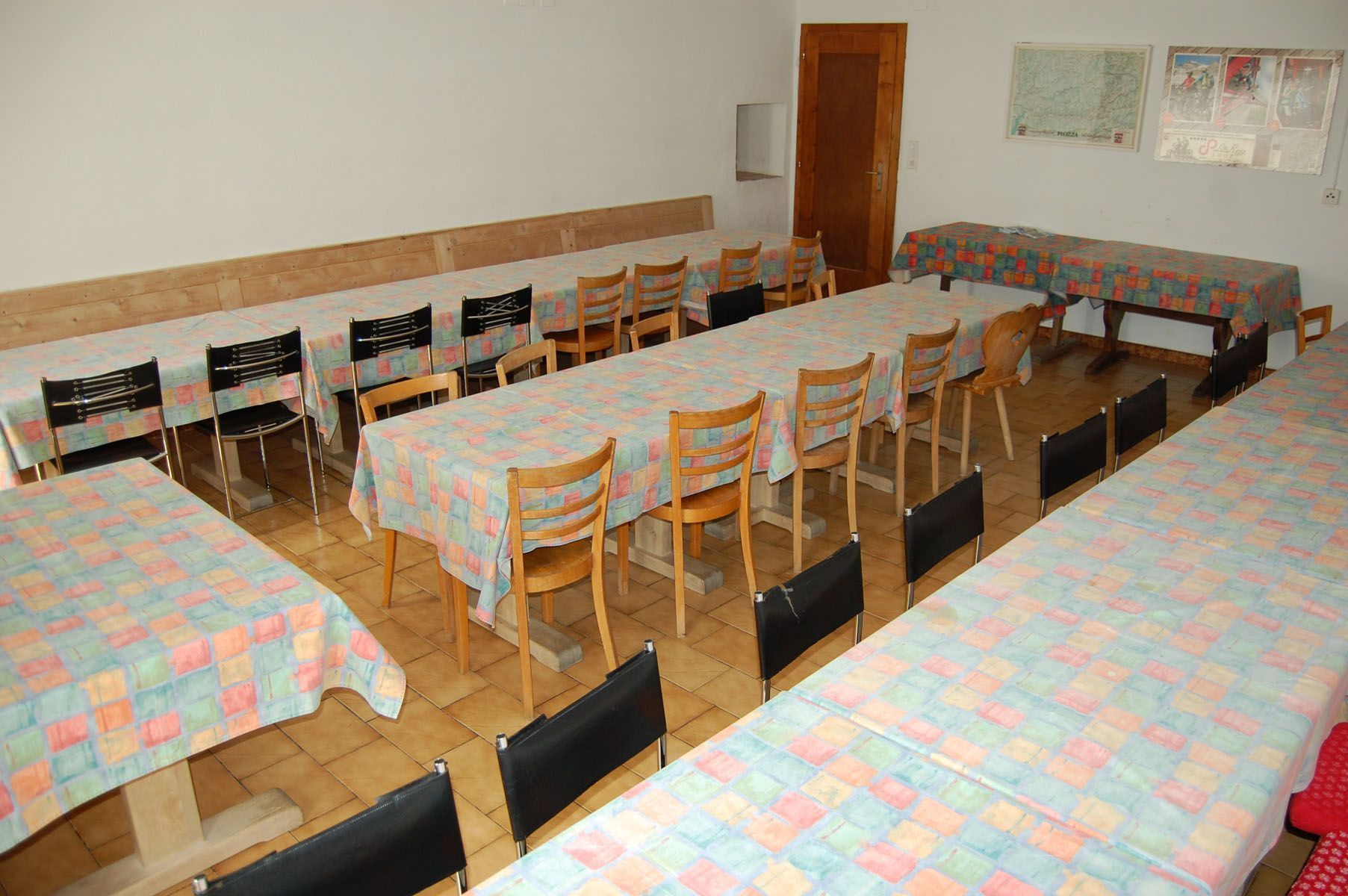 Sala con tavoli e sedie - Panetteria Pasticceria Ostello Alpina