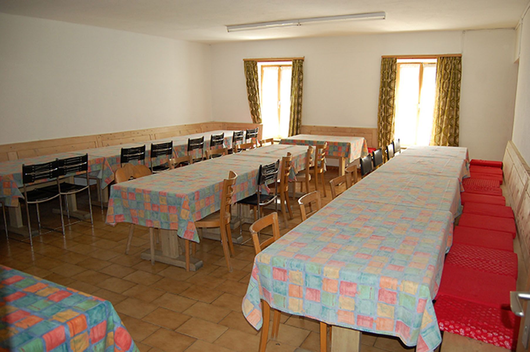 Sala con tavoli - Panetteria Pasticceria Ostello Alpina