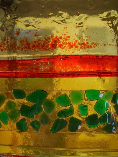 Vitrail d'art abstrait en verre composé de fragments de verre superposés or, rouge et vert.