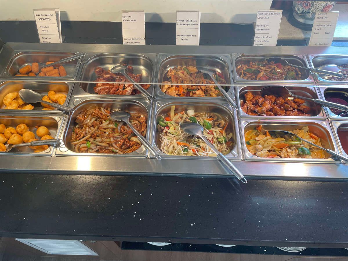 Ein Buffet mit vielen verschiedenen Speisen.