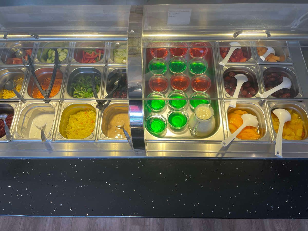 Ein Buffet mit verschiedenen Toppings und Gewürzen