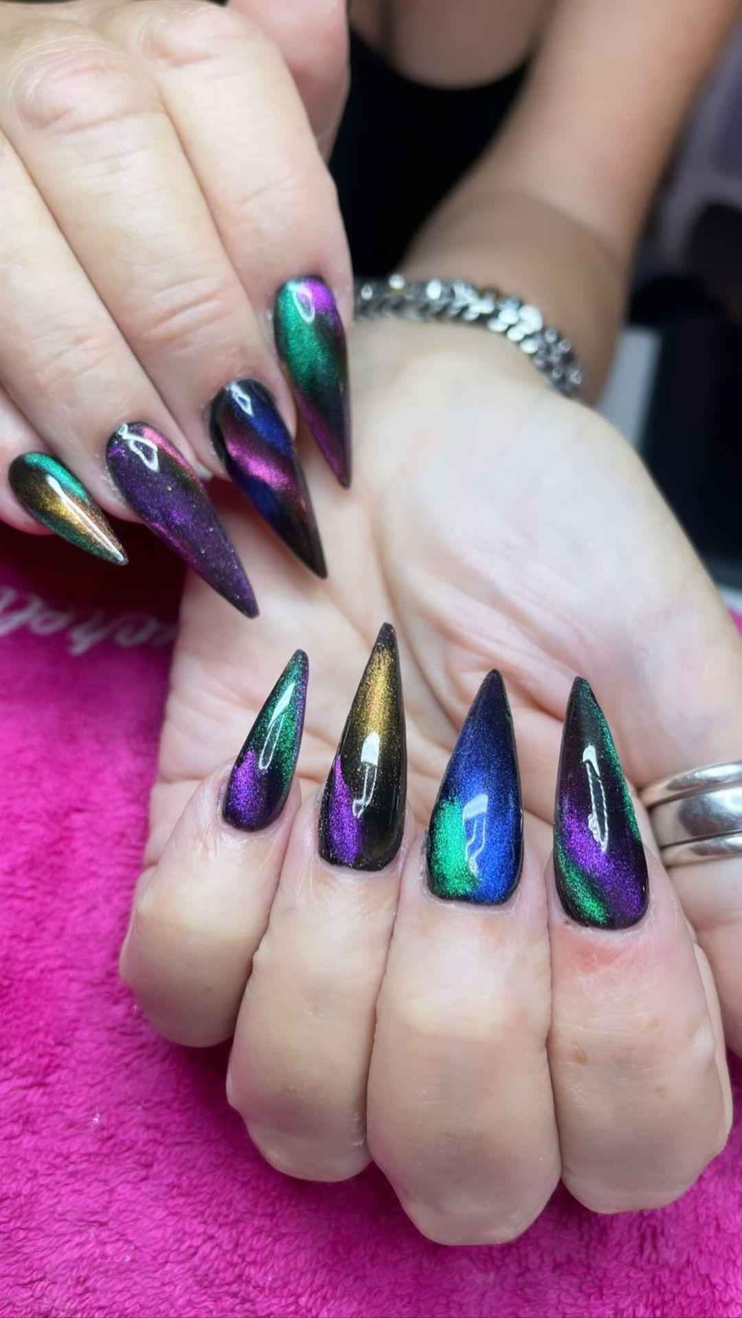 Un primo piano della mano di una persona con le unghie lunghe.