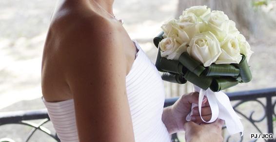 Photographes de mariages Mariée avec un bouquet de fleurs à Angers