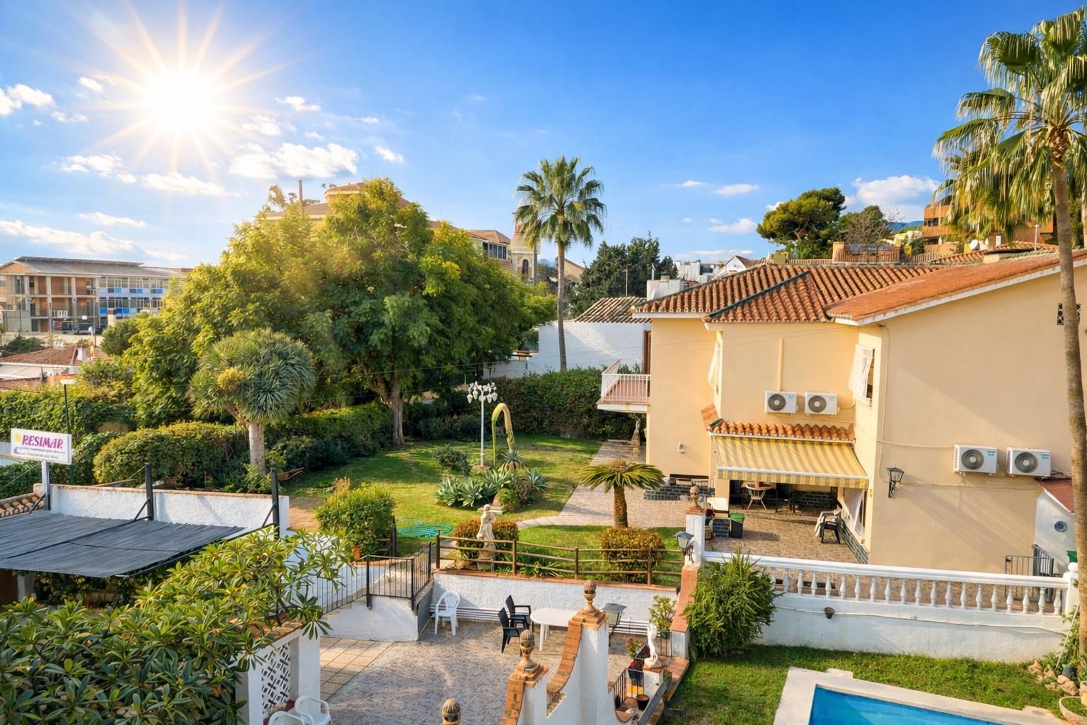 Dormitorio con dos camas, dos armarios y una ventana con cortinas azules; suelo de madera.