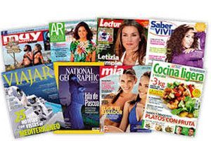 Un montón de revistas están apiladas una encima de otra.