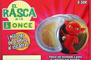 Un billete de lotería española con un animal de peluche rojo en una moneda.