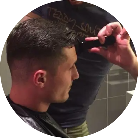 VIP Coiffeur schneidet Haare an Xhaka