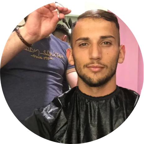 VIP Coiffeur beim Haare schneiden der Fussballnati