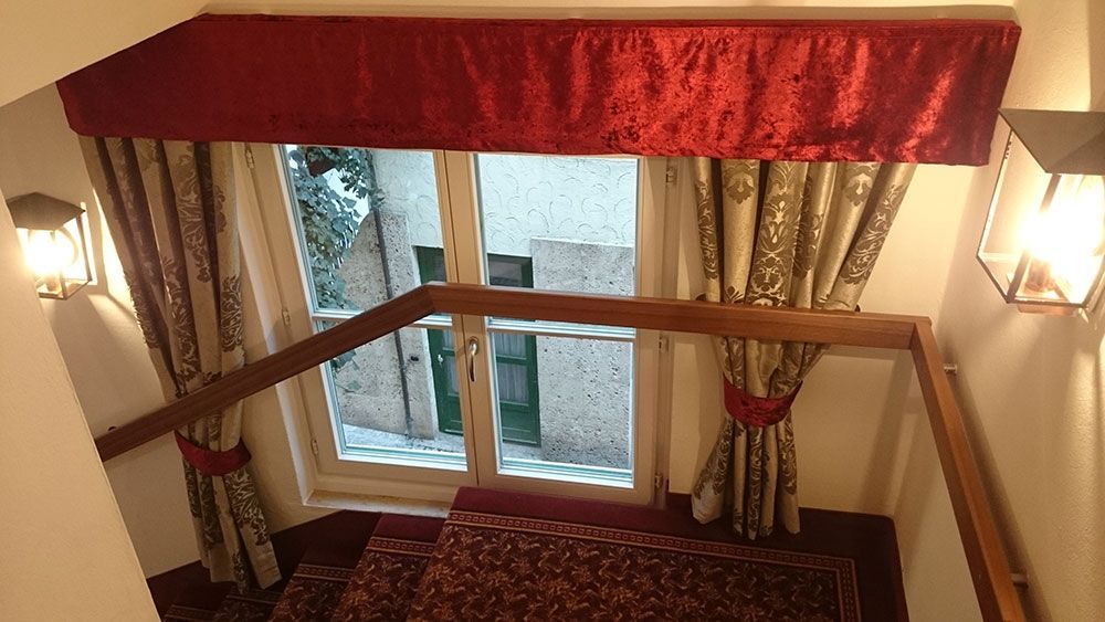 Eine Luftaufnahme einer Treppe mit Vorhängen und einem Fenster.