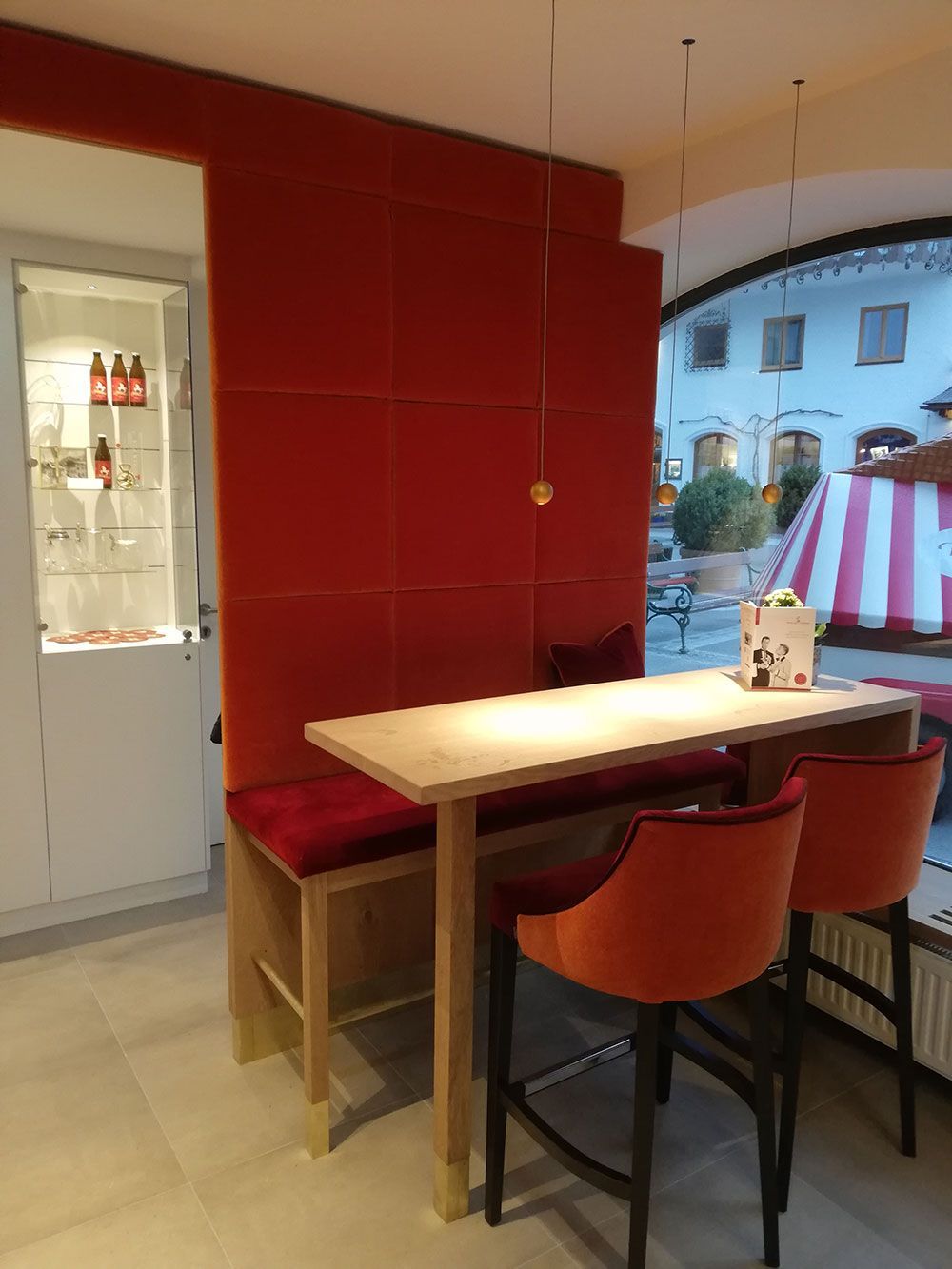 Ein Tisch und Stühle in einem Raum mit einer roten Wand