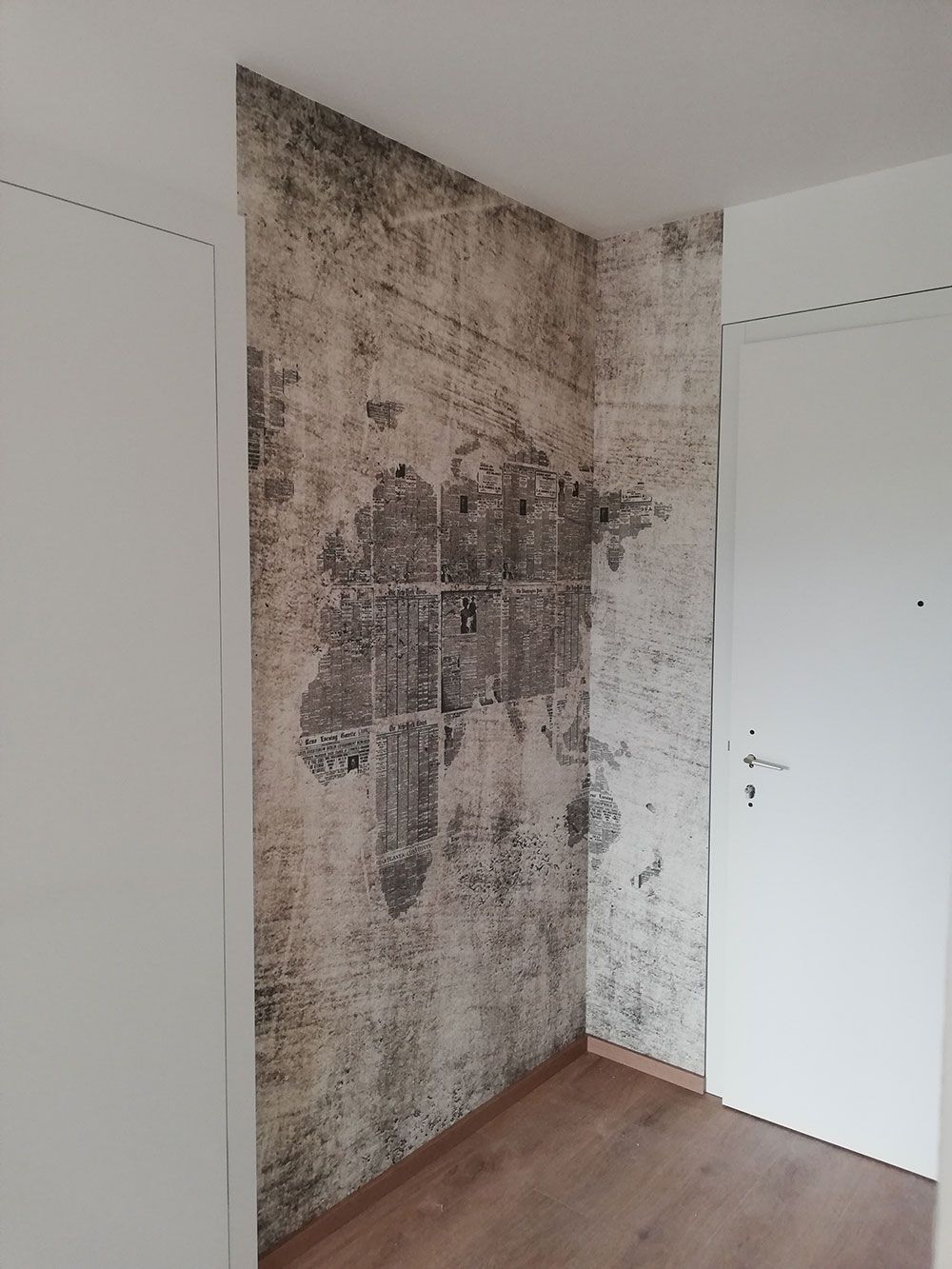 Ein Raum mit einer Karte an der Wand und einer Tür