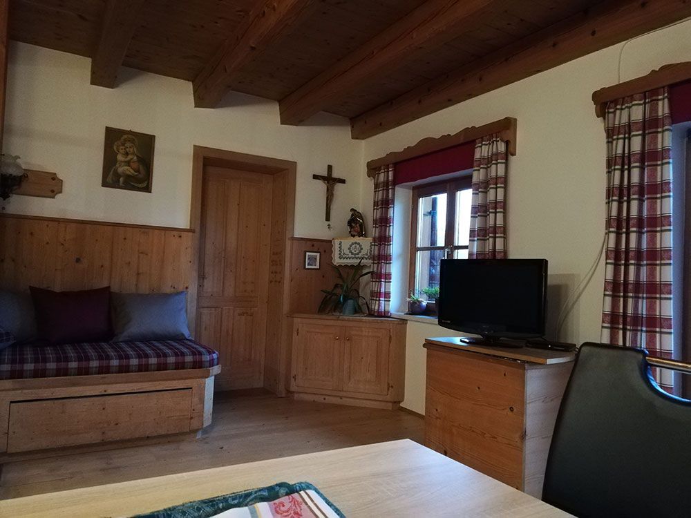 Ein Wohnzimmer mit Couch und Flachbildfernseher