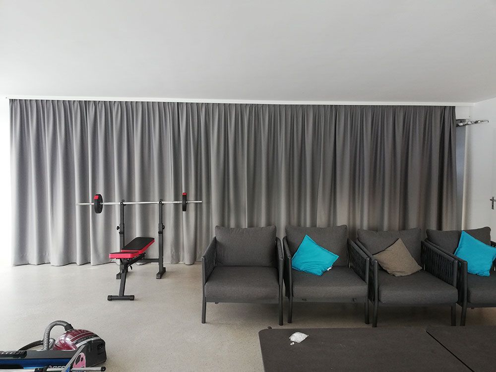 Ein Wohnzimmer mit einer Couch, Stühlen und einer Bank.