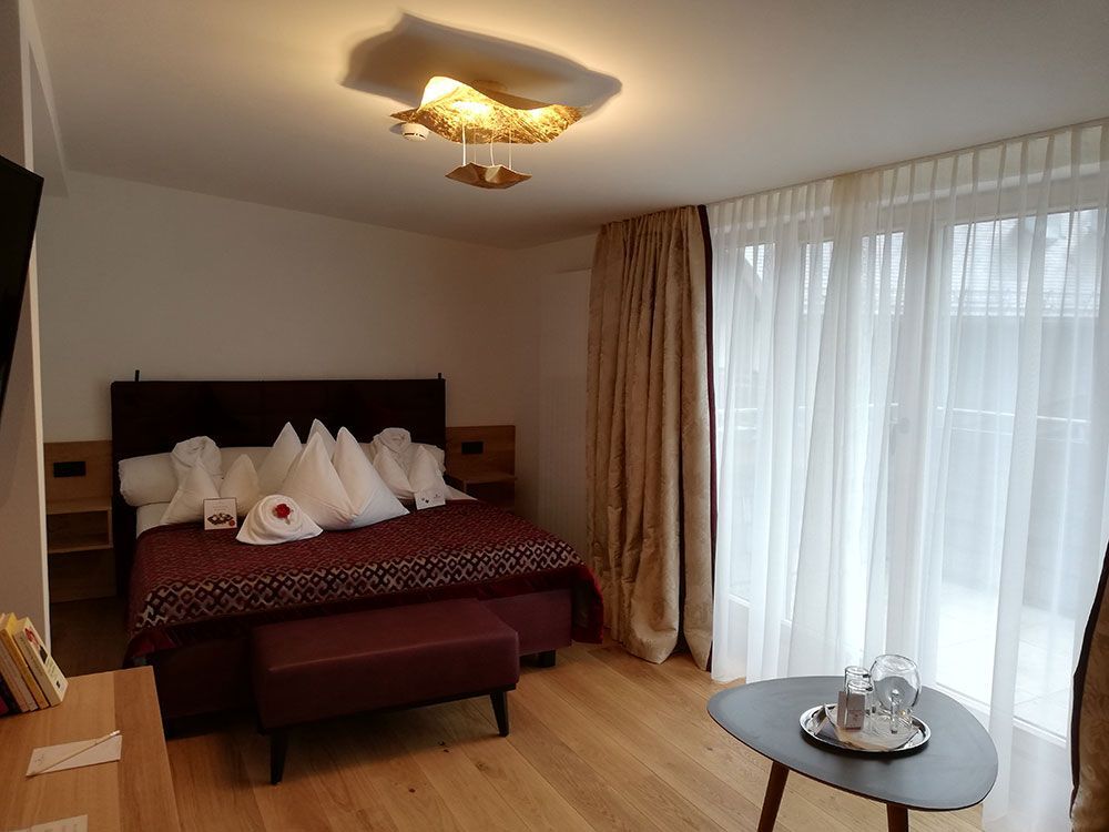 Ein Hotelzimmer mit einem Kingsize-Bett und einem Couchtisch.