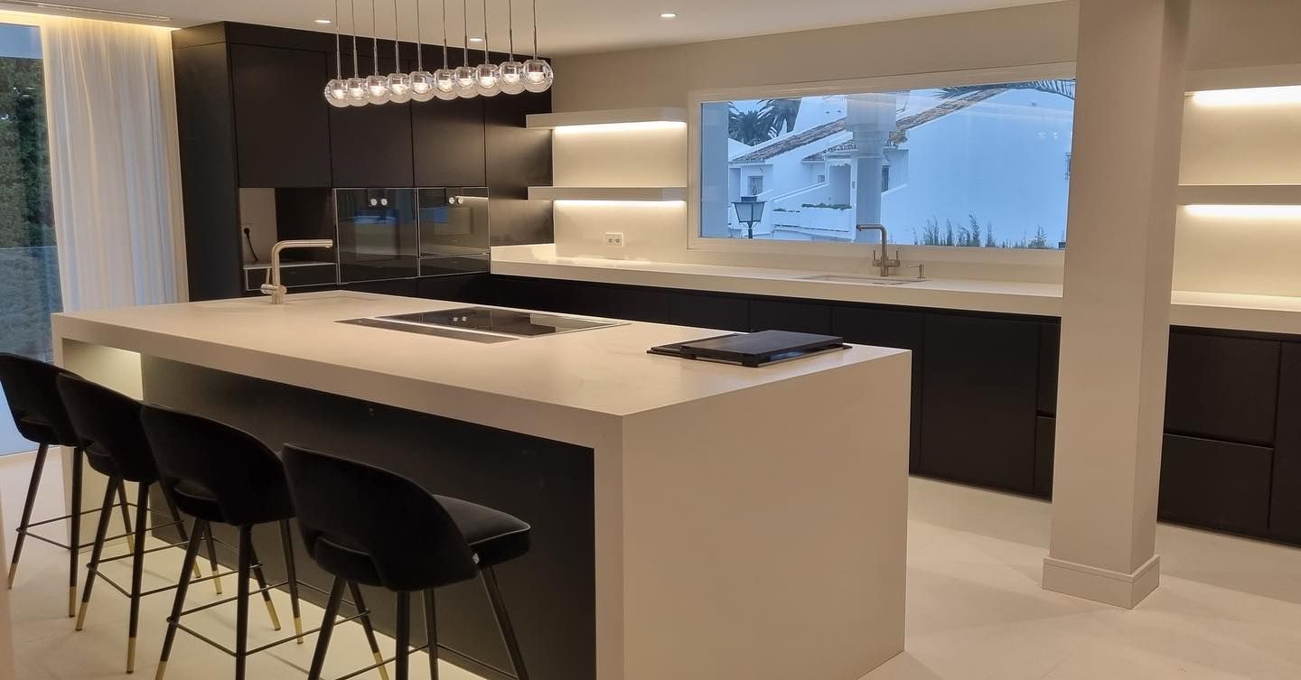 Hay una gran isla en el medio de la cocina.