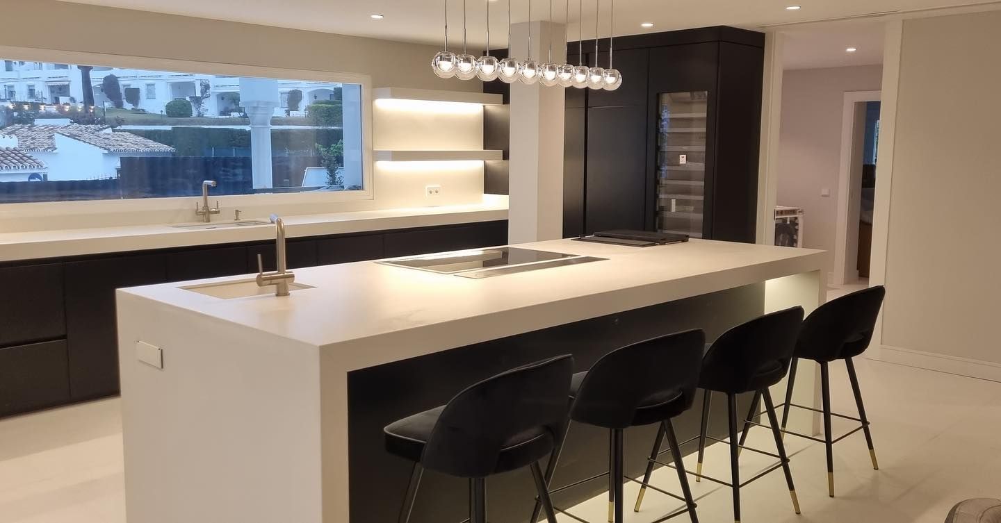 Hay una gran isla en el medio de la cocina.