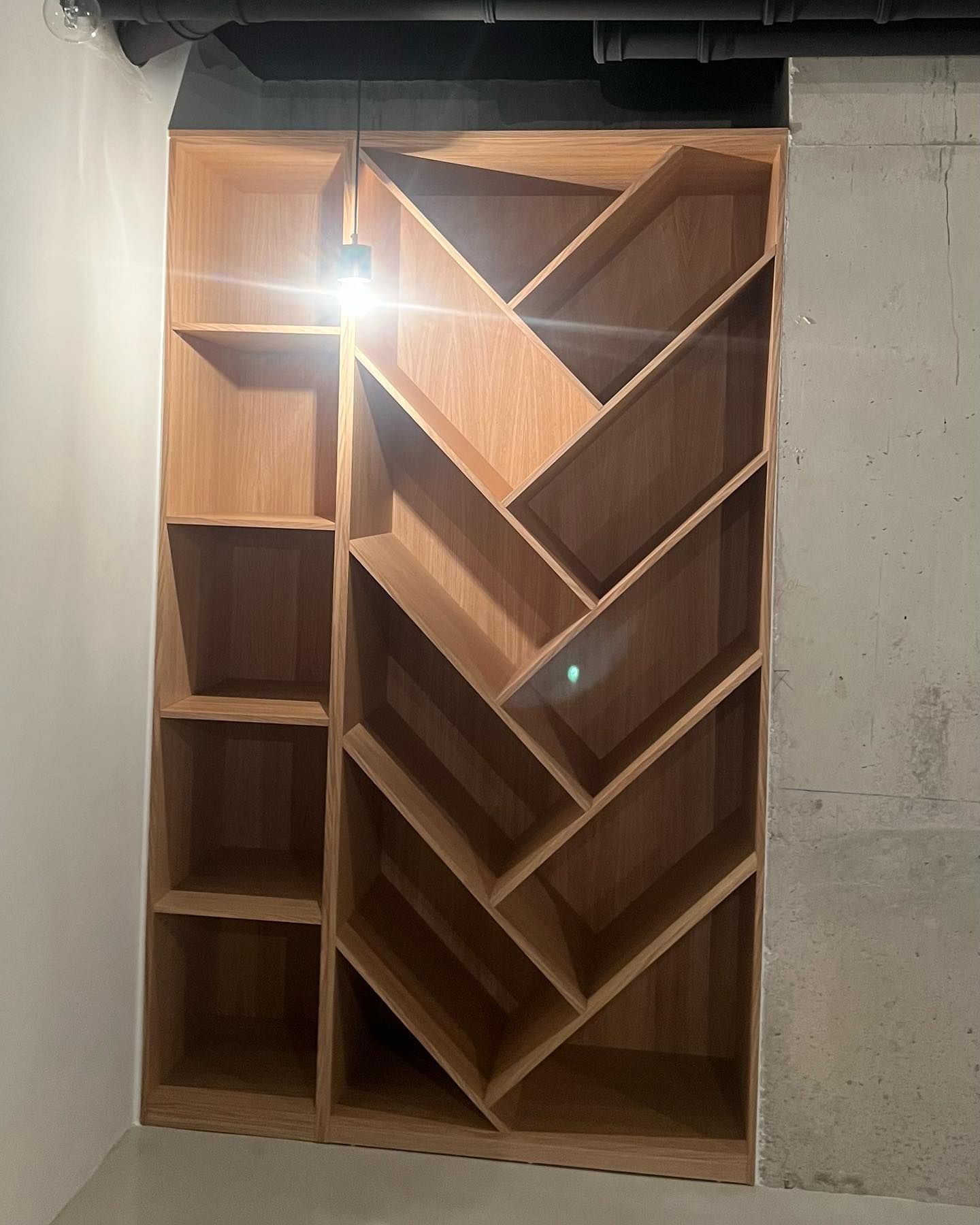 Un estante de madera con un diseño geométrico.