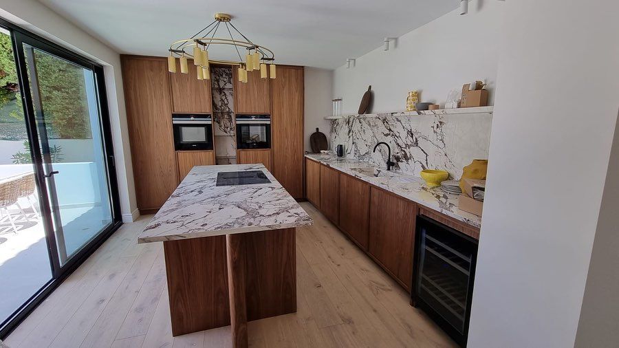 Una cocina con una gran isla en el medio.